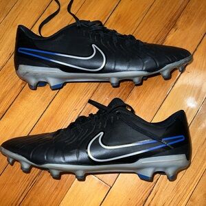 Nike soccer cleats MEN
Size 11 US